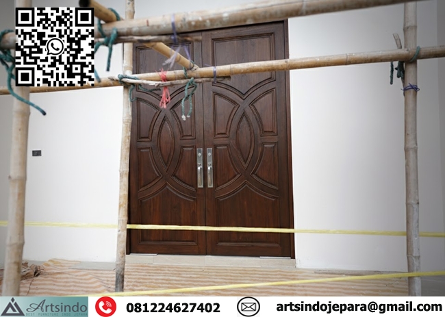 Pemasangan Pintu Panil Kayu Jati Rumah Mewah